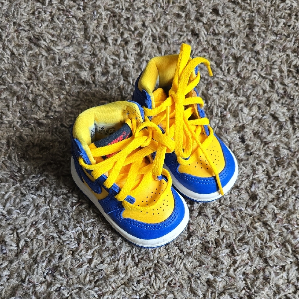 Nike Kids Sneakers in Yellow and Blue